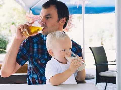Điều gì sẽ xảy ra khi cha mẹ uống rượu bia trước mặt con cái?